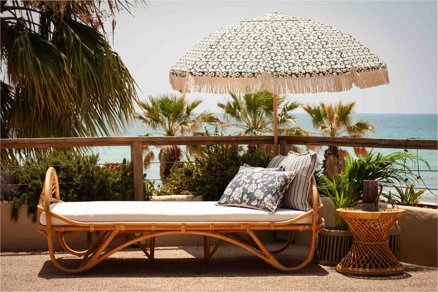 Terraza estilo mediterráneo con muebles de la firma OFELIA Home & Decor.